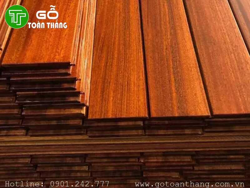 Thi công sàn gỗ tự nhiên Quận 10 cho gia đình anh Hiếu 2 Sàn gỗ Giáng Hương cao cấp, nổi bật với độ bền cao, màu sắc ấm