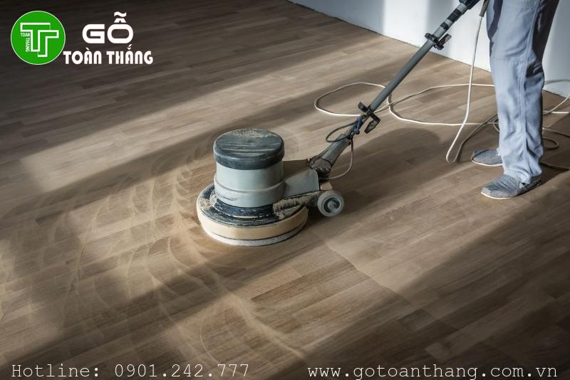 Chà nhám là bước quan trọng giúp lớp sơn bám dính sàn gỗ tốt hơn