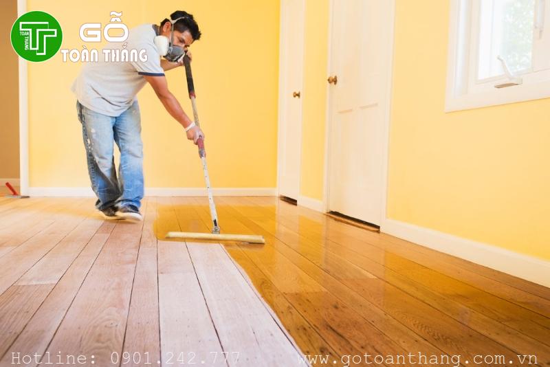 Tiến hành sơn khi sàn gỗ bị xuống cấp, xỉn màu do sử dụng lâu