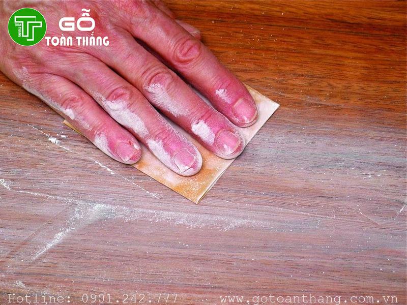 Khâu xử lý bề mặt sàn gỗ trước khi tiến hành sơn lại